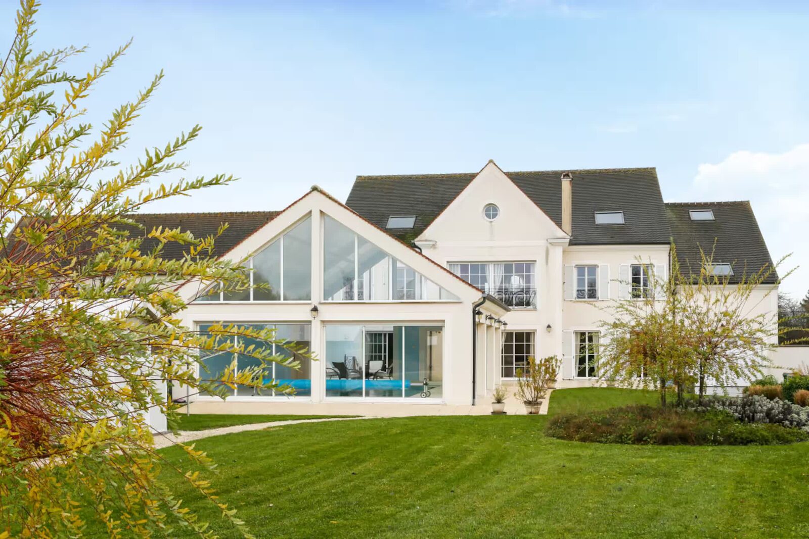 Maison de Prestige — vue extérieure et piscine, Villeneuve-le-Comte